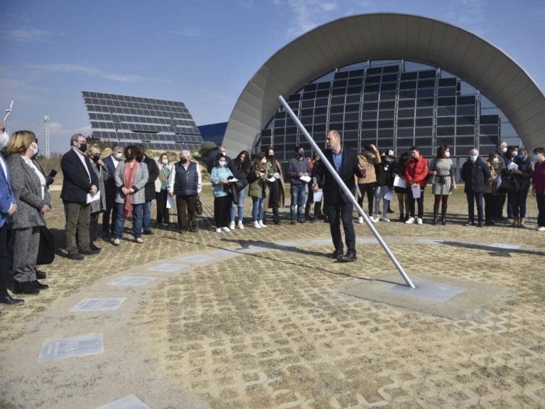 Lee más sobre el artículo UN RELOJ DE SOL EN EL PLANETARIO DE HUESCA RINDE HOMENAJE A 14 CIENTÍFICAS VINCULADAS A LA ASTRONOMÍA