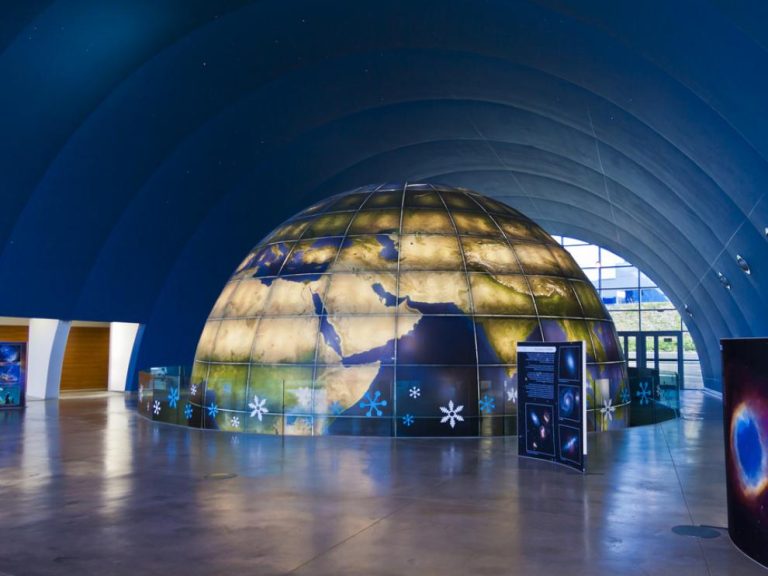 Lee más sobre el artículo EL CINE EN FORMATO 360º VUELVE A LUCIR SOBRE LA CÚPULA DEL PLANETARIO DE ARAGÓN